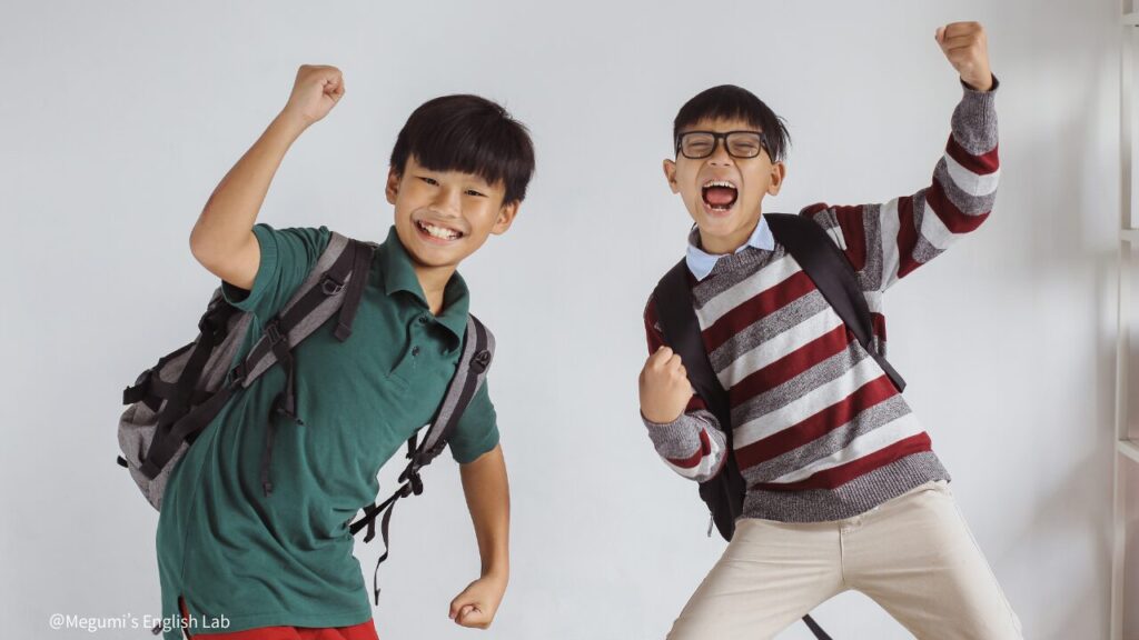 小学生の男子が喜んでいる