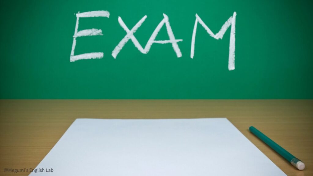 黒板に「EXAM」と書かれている